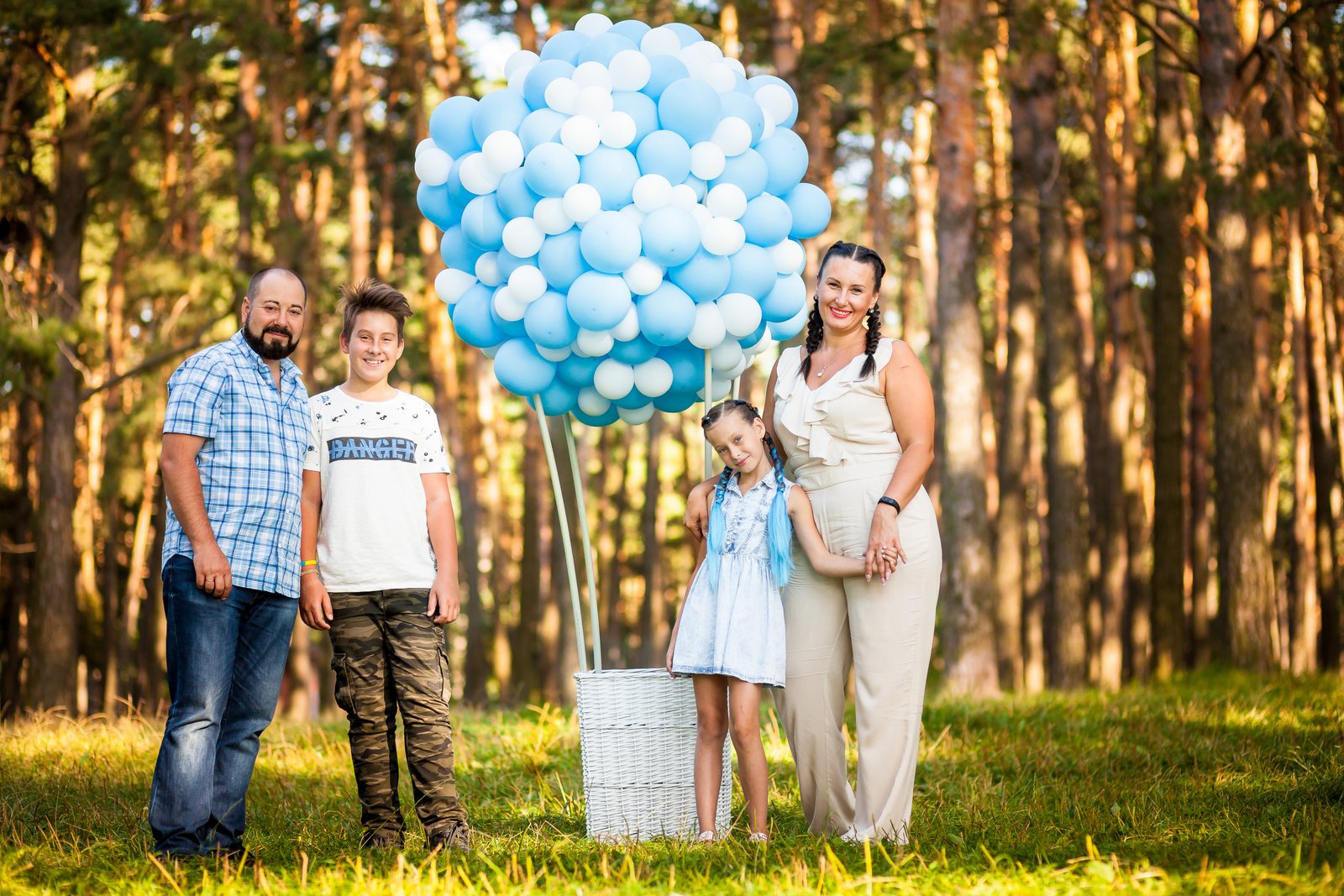 Семейная фотозона. Фотозоны для семьи. Семейная фотосессия с воздушным шаром. Семейная фотосессия с шариками. Семья с воздушными шариками.